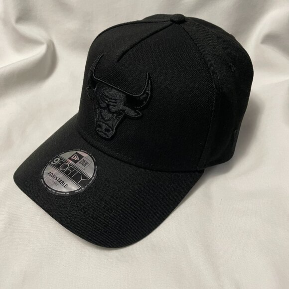Chicago Bulls Hat Mens Adjustable Snapback Black on Black New Era 9Forty - Picture 4 of 4